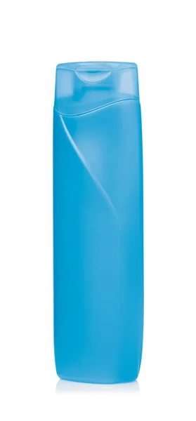 Синя пластикова пляшка шампуню ізольована на білому тлі — стокове фото