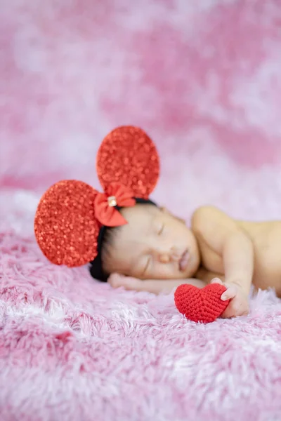 Kalp yastığı olan güzel bir bebek. — Stok fotoğraf