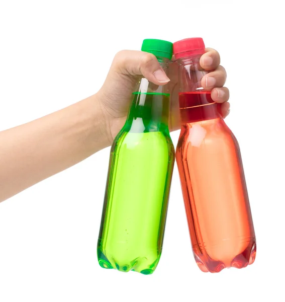 El ele tutuşmak ferahlatıcı içecekler plastik şişede izole edilmiş olarak. — Stok fotoğraf