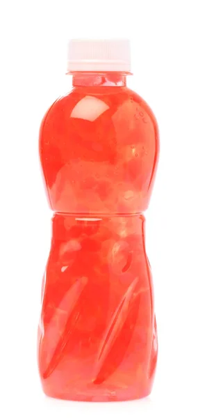 Suco de morango em garrafa isolado no fundo branco — Fotografia de Stock