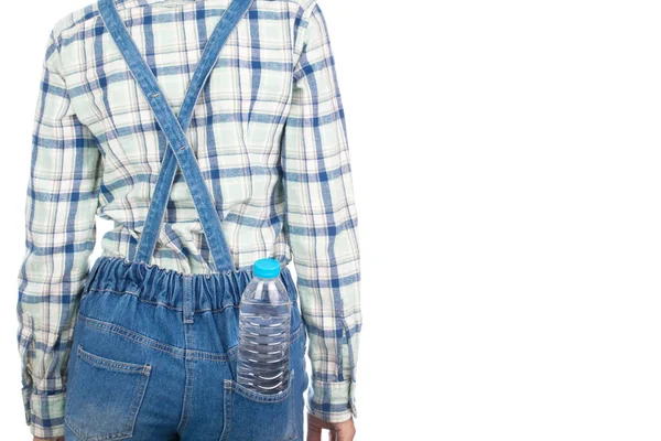 Kadın arka cebindeki su şişesi beyaz bir sırt grubunda izole edilmiş. — Stok fotoğraf