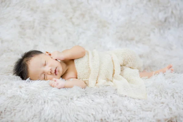 Nouveau-né bébé mignon bébé sur fond de tapis shag laine — Photo