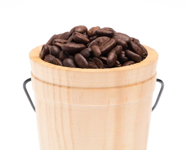 Holzfass gerösteter Kaffeebohnen isoliert auf weißem Hintergrund — Stockfoto