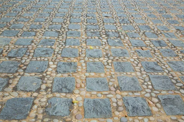 Квадратный гранит с мелкими камешками на тротуаре — стоковое фото