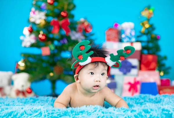 Schattige kleine baby met kerstdoos cadeau op een kerstdag. — Stockfoto