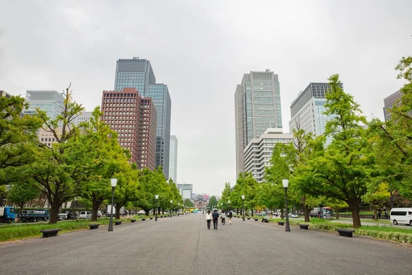 Osaka, Japan-22 oktober 2016: bomen langs het wandelpad — Stockfoto