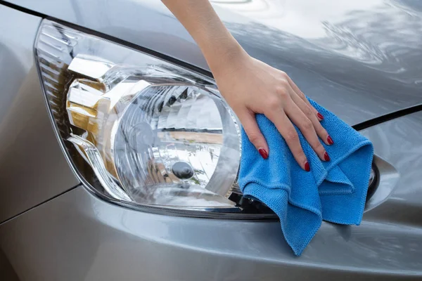 Mano con tela lavando un coche. — Foto de Stock