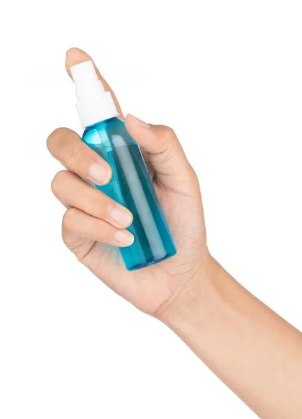 Lidar com uma garrafa de spray para pulverizar névoa de água no ar contra um w — Fotografia de Stock
