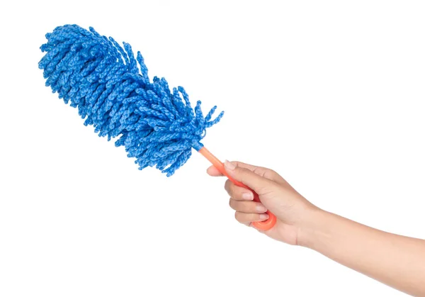 Рука держит микроволокно Blue Duster для уборки дома изола — стоковое фото
