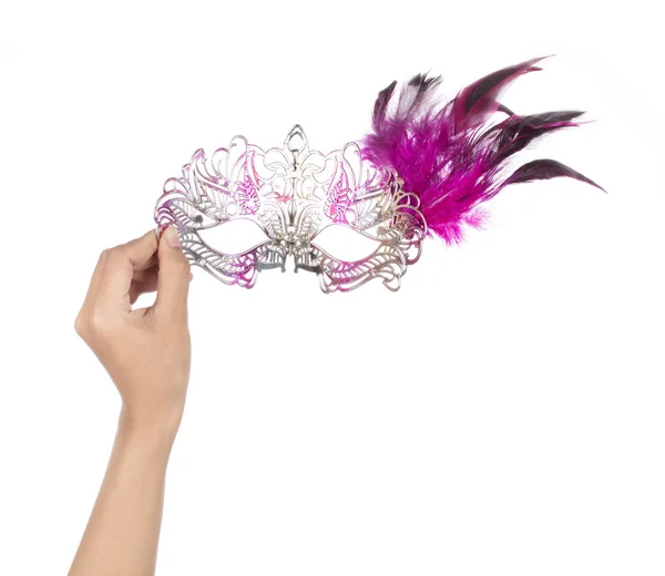 Ruka drží krásné karnevalové masky s peřím izolované na — Stock fotografie