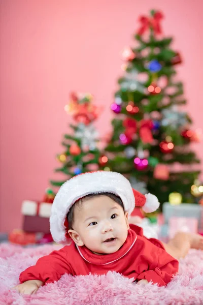 Mooie kleine baby viert Kerstmis. New Year's vakantie. — Stockfoto