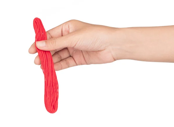 Hand hält roten Garnfaden in Nahaufnahme isoliert auf weißem Hintergrund — Stockfoto