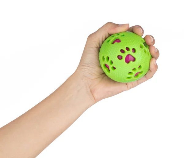 Рука держит зеленый шар игрушка для домашних животных изолированы на белом фоне — стоковое фото