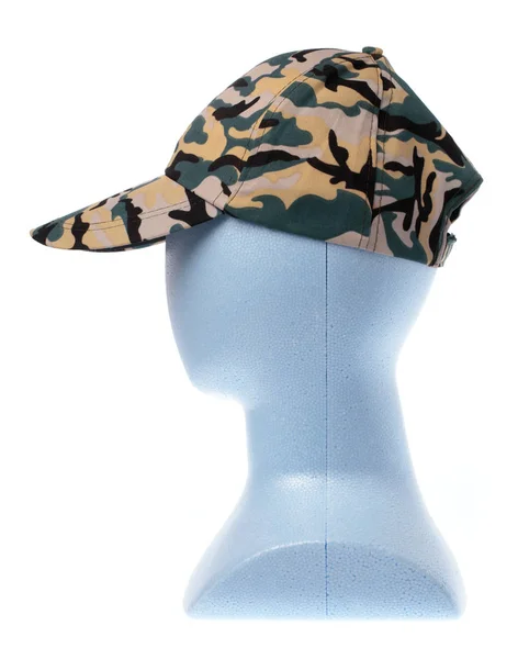 Zakamuflowana czapka wojskowa na głowicy manekina odizolowanej na białym b — Zdjęcie stockowe