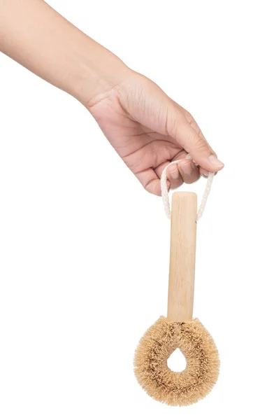 Mão segurando Escova de banho de corpo de madeira isolada no fundo branco — Fotografia de Stock