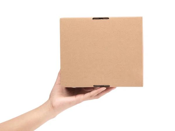 El ele tutuşan kahverengi karton kutu paketi beyaz grupta izole edildi — Stok fotoğraf