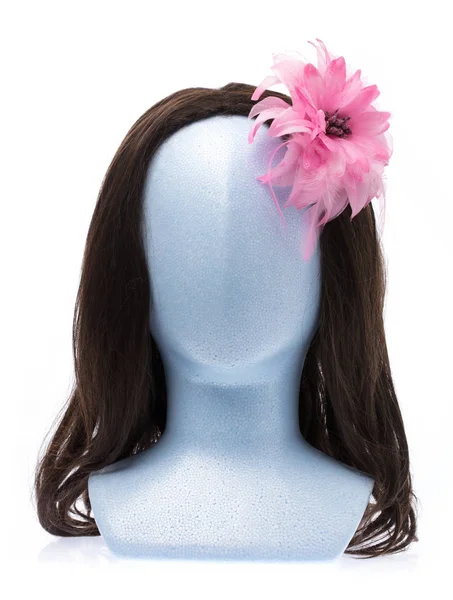 Mooi een bloem op mannequin hoofd geïsoleerd op witte achtergrond — Stockfoto