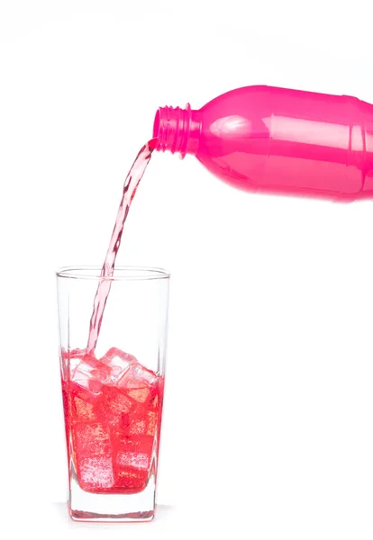 Main versant boisson rafraîchissante à la fraise au verre isolé sur wh — Photo