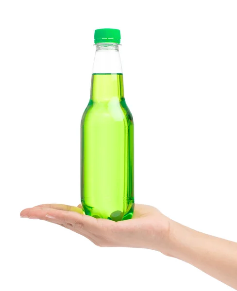 Mão segurando bebidas refrescantes em garrafa de plástico isolado no whi — Fotografia de Stock