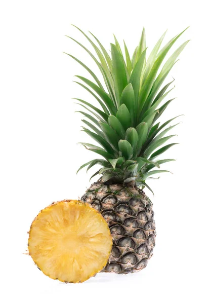 Ananas avec tranches isolées sur fond blanc — Photo