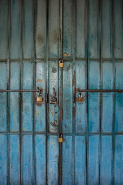 Синій колір сталевих дверей затвору — стокове фото