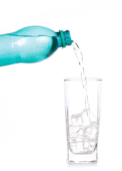 Derramando refrigerante aerado em vidro de garrafa — Fotografia de Stock