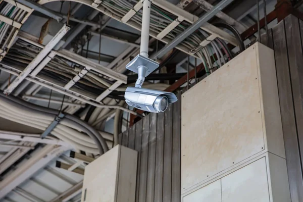 Videocamere di sicurezza o telecamere a circuito chiuso sul posto, stazione ferroviaria — Foto Stock