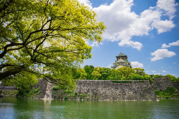 Castelo de Osaka é um dos marcos mais famosos do Japão . — Fotografia de Stock