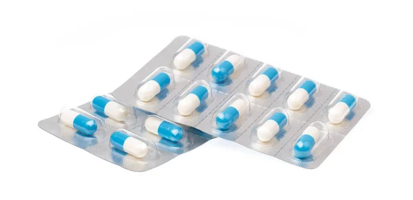 Een panel van blauwe capsules geneeskunde geïsoleerd op witte achtergrond. — Stockfoto