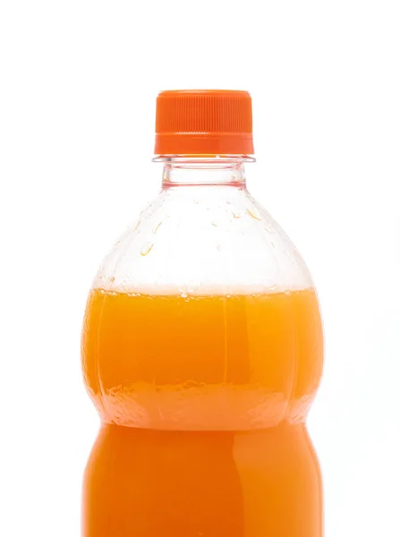 Uma garrafa com bebida saborosa isolada no fundo — Fotografia de Stock