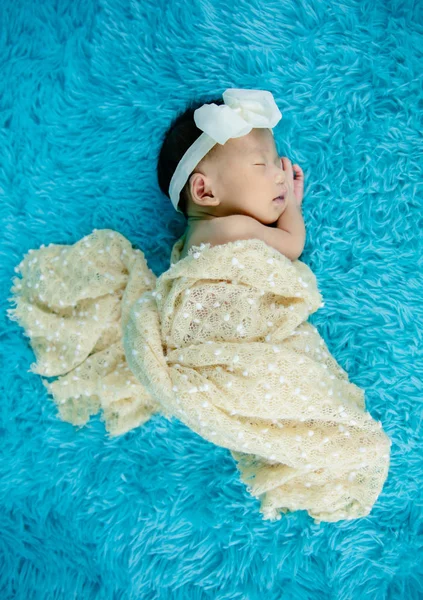Newborn Cute Baby Infant on wool shag rug background — Stock Photo, Image