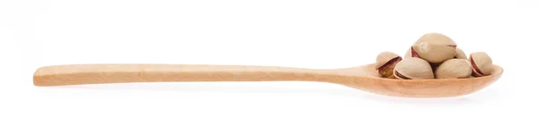 Drewniana łyżka orzechów pistacjowych. Izolacja na białym tle — Zdjęcie stockowe