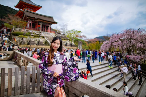 Beautiful woman in Kimono dress at Kiyomizu Temple — Stock Photo, Image