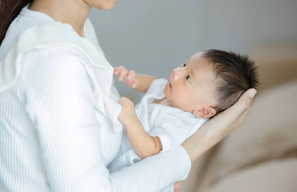 Bebê recém-nascido olhando para a mãe — Fotografia de Stock