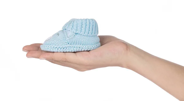 Tenuta a mano blu baby stivaletti isolati su sfondo bianco — Foto Stock