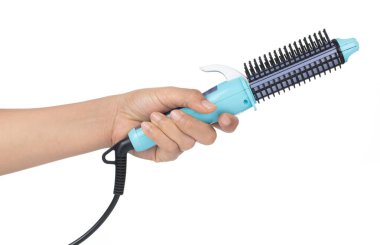 El ele tutuşan saç maşası yuvarlak fırça Beyaz torbaya izole edilmiş.