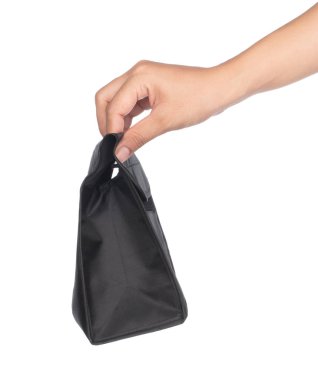 El ele tutuşan naylon çanta beyaz arkaplanda izole edilmiş.