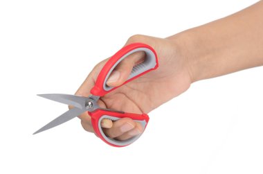 Beyaz arka plan üzerinde izole kırmızı makas tutan el.