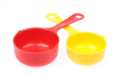 Beyaz arkaplanda izole edilmiş plastik kepçe