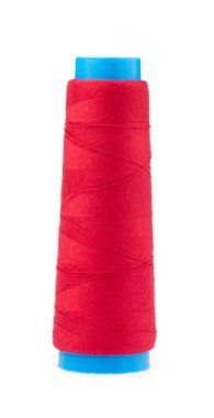 Beyaz arkaplanda kırmızı iplik makarası izole edildi