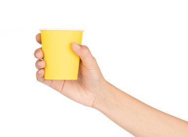 Beyaz arkaplanda el ele tutuşan kağıt bardak