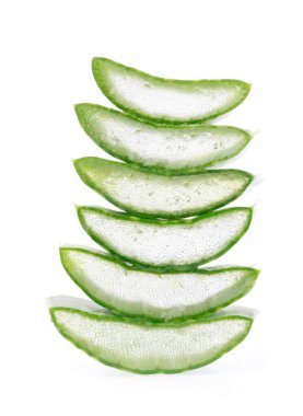 Beyaz arka plan üzerinde izole dilimlenmiş aloe vera