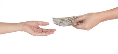 Eller beyaz arka planda izole edilmiş 50 dolar banknot veriyor.