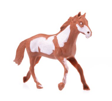 Beyaz arka planda plastikten yapılmış oyuncak at.