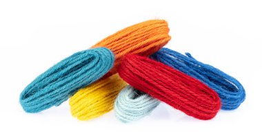 Beyaz arkaplanda yünlü iplik dizisi