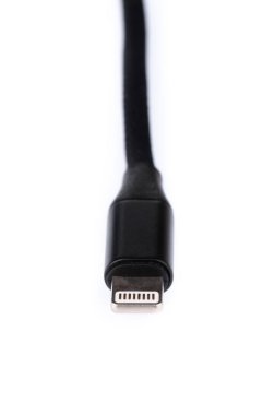 Akıllı telefon için siyah USB kablosu beyaz arkaplanda izole edildi.