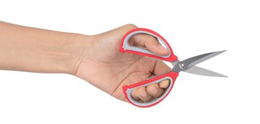 Beyaz arka plan üzerinde izole kırmızı makas tutan el.