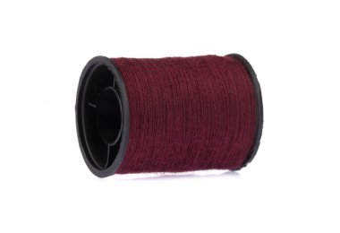 beyaz arkaplanda izole edilmiş iplik makarası