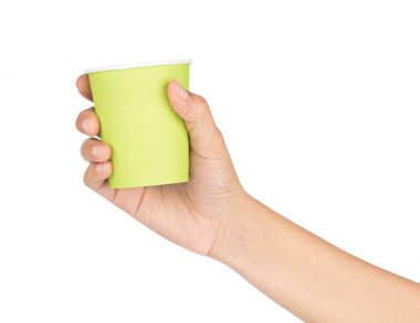 Beyaz arkaplanda el ele tutuşan kağıt bardak