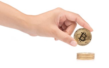 Beyaz arka plan üzerinde izole bitcoin simgesi olan altın sikke. 